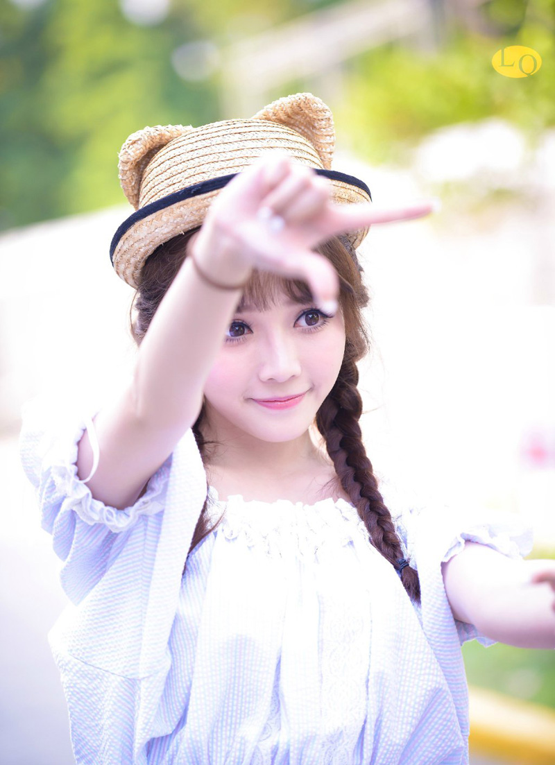 船队开始后退，但也仅限于这陈到四周围的十几条船，更远些的地方，荆州的水军已经跟江东水军混成了一片，根本没有办法脱离战斗，而陈到如今，也已经没有余力再出手相救，手中的弓弦没有一刻停止过颤动，至少有三十名江东将士被他以弓箭射杀，但这样高强度的拉弓，哪怕是陈到，双臂此刻也已经开始发酸，但他不能停，一旦停下来，那些江东水师就会如同恶虎一般扑上来，将他们吞的连渣都不剩。